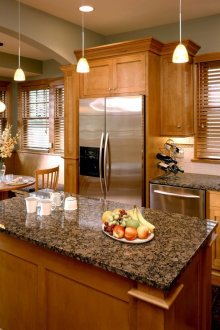 Кафяви хоризонтални щори в кухнята