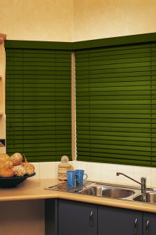 Зелени хоризонтални щори в кухнята