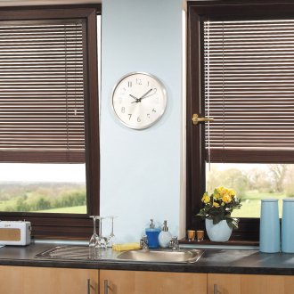 Кафяви щори на два прозореца в кухнята