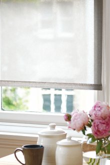 Бели ролетни щори във вътрешността на кухнята