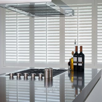 Бели щори в кухнята с остров