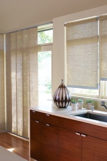Бежови ролетни щори в интериора на кухнята