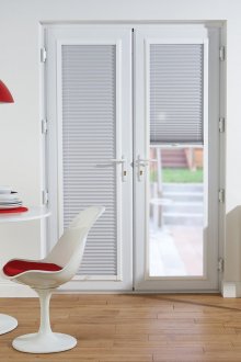 Бели хоризонтални щори на кухненската врата