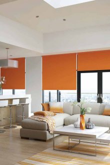 Оранжеви щори в хола-кухнята