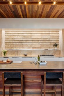 Бежови широки хоризонтални щори в кухнята