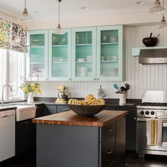 Тъкани красиви римски завеси в кухнята