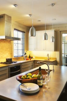 Тъмни хоризонтални щори в кухнята