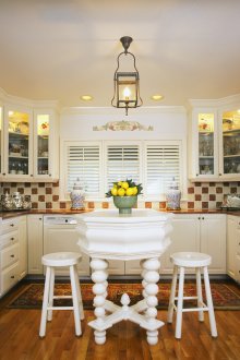 Бели щори в малка кухня