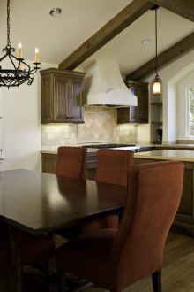 Бели щори в кухня в селски стил