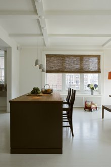 Кафяви ролетни щори в кухнята