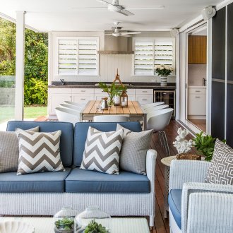 Малки прозорци с щори в кухнята