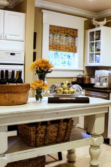 Естествени римски завеси в голяма кухня