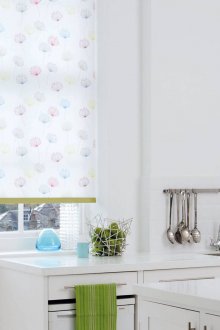 Ярки ролетни щори в кухнята