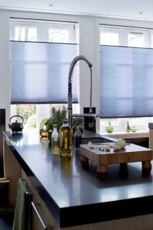 Сини хоризонтални щори в голяма кухня