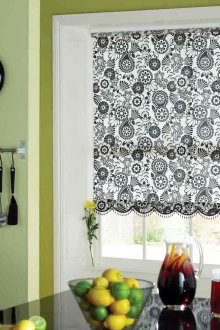Черно-бели завеси с модел в кухнята