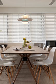 Бели щори на голям прозорец в кухнята-трапезарията