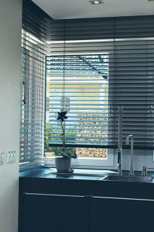 Черни хоризонтални щори в кухнята