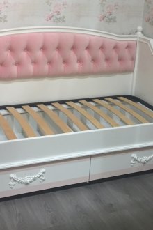 Бяло детско легло с чекмеджета от дърво