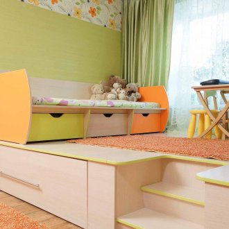 Детско легло с чекмеджета на подиума