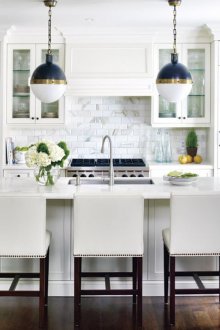 Кръгли сини и бели полилеи в кухнята