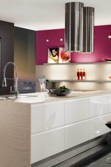 Прожектори в кухнята с остров