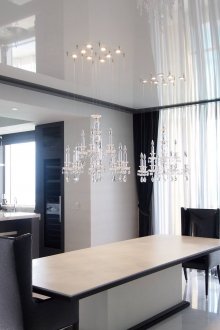 Два полилея и прожектори в неокласически кухненски интериор