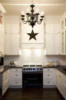 Черен полилей в черно-бяла кухня