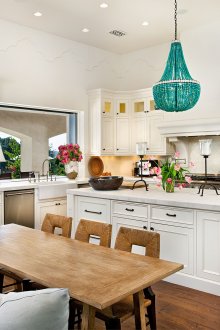 Изумруден полилей и прожектори в кухнята