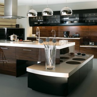 Метални полилеи над острова в кухнята