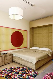 Бял таван в цветна спалня