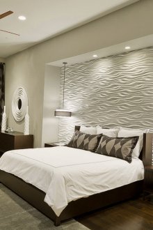 Кафява и бяла класическа спалня