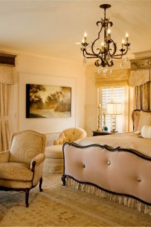 Класическа бежова спалня