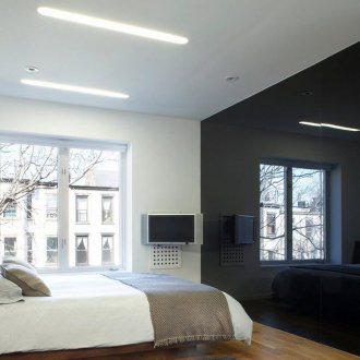 Спалня в стил минимализъм с преграда от черно стъкло