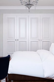 Бял таван в малка спалня в модерен стил