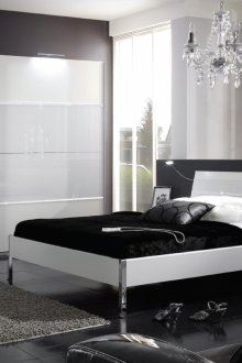 Бял таван в черно-бяла спалня