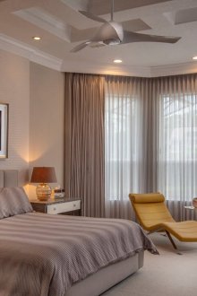 Бежов таван в спалнята