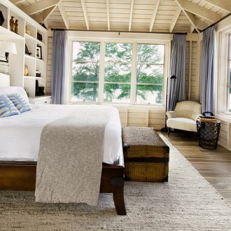 Спалня в селски стил в бежови тонове.