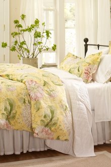 Спалня в бял и зелен стил