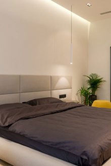 Минималистична спалня в бежово и сиво