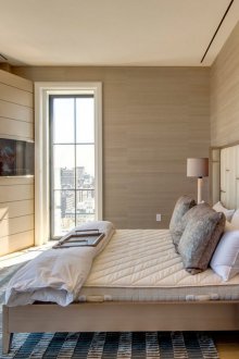 Уютна бежова и бяла спалня