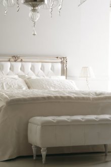 Бяла класическа спалня