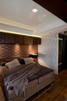 Кафява дъска на пода на спалнята