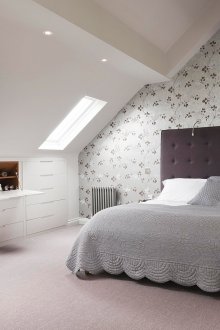 Минималистична сива и бяла таванска спалня