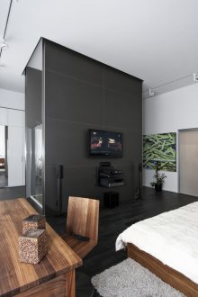 Бели, черни и кафяви цветове в интериора на минималистична спалня