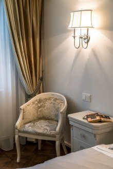 Сиви стени в спалнята