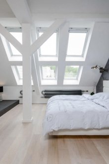 Минималистична черно-бяла таванска спалня