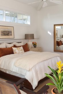 Бели стени в малка спалня