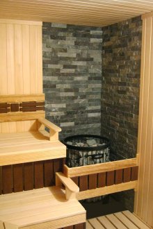 사우나의 목재 및 석재 마감