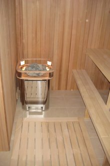 사우나의 금속 케이스에 든 오븐