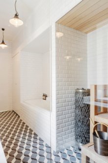 욕실에 유리 파티션이 있는 사우나